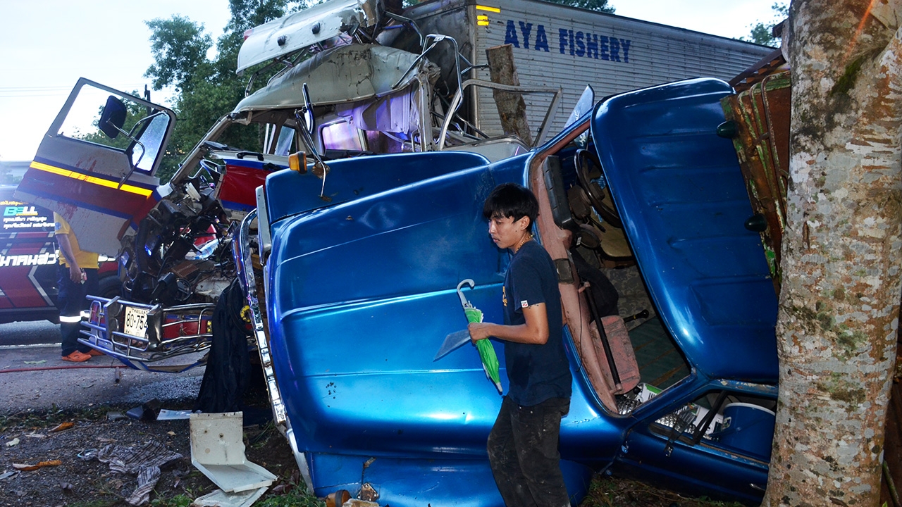 รถหกล้อห้องเย็นซีฟู้ดชนท้ายสิบล้อบรรทุกไม้ที่ตราด ตาย 1 บาดเจ็บ 4 ราย