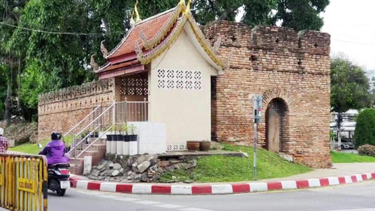 สาวแก้ผ้าตรงศาลฯประตูเชียงใหม่ เชื่อป่วยทางจิต ส่งตัวไป รพ.สวนปรุงแล้ว