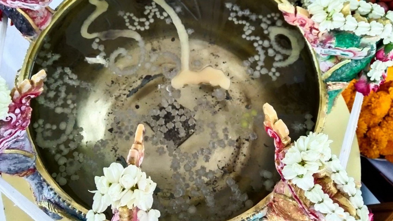 คนดวงเฮงร่วมกันสร้างเหรียญ "แม่แก้วเรือนทอง" ไม่พลาด "เลขเด็ด" ขันน้ำมนต์