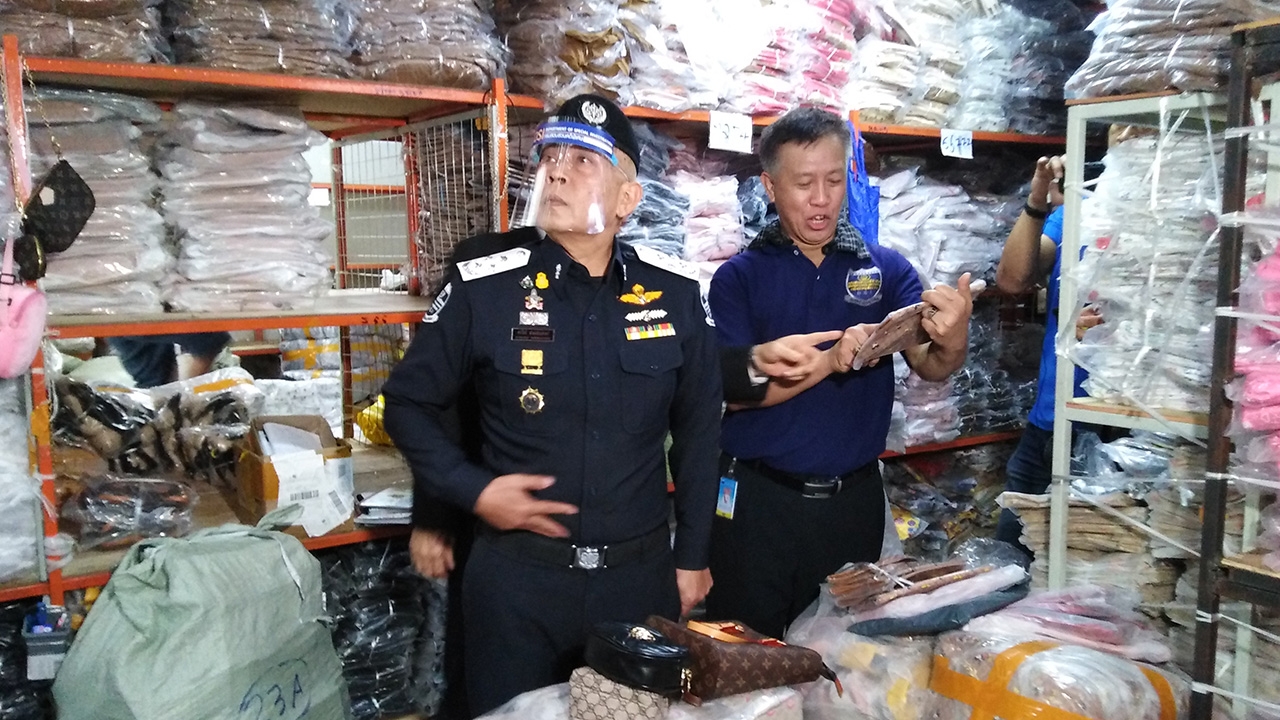 ดีเอสไอบุกโกดัง รวบหนุ่มจีนขายแบรนด์เนมก๊อปออนไลน์ เสียหายนับร้อยล้าน