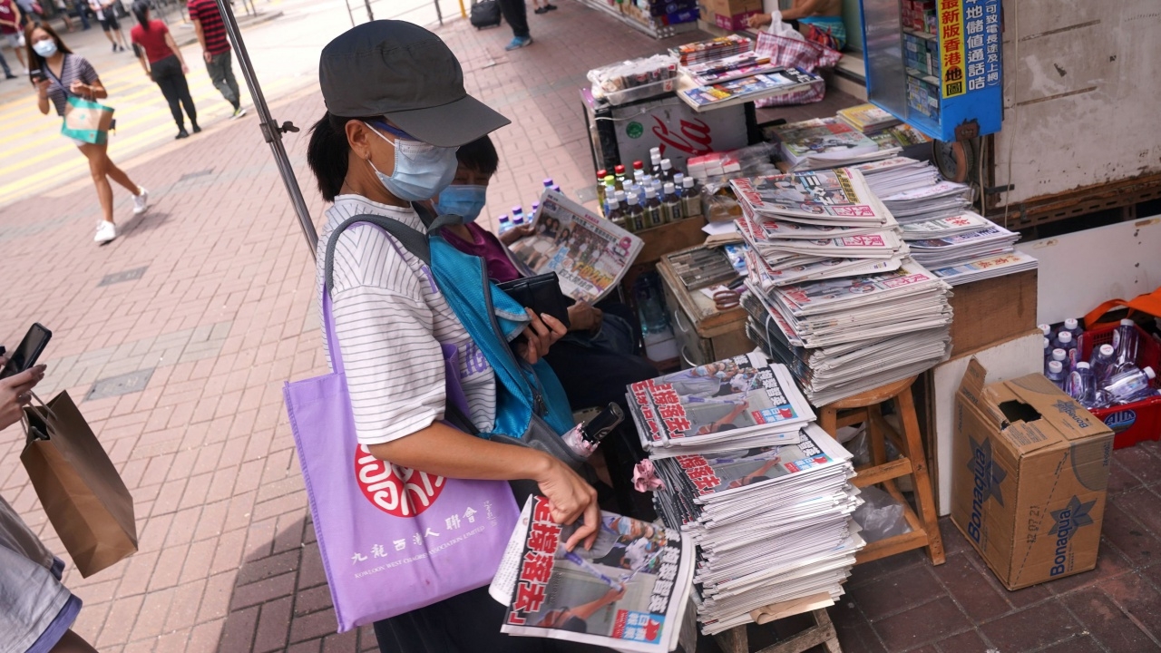 ชาวฮ่องกงท้าทาย แห่ซื้อหุ้นและนสพ. Apple Daily หลัง 'จิมมี่ ไหล' ถูกจับ
