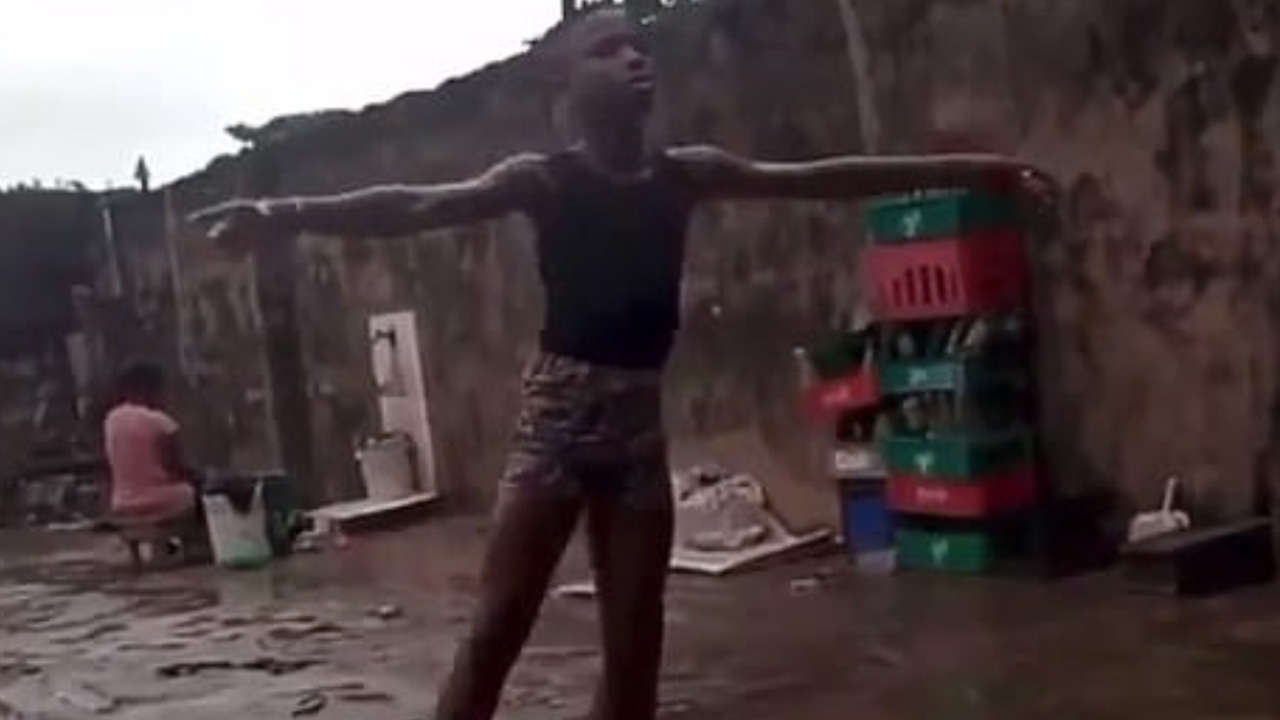 หนูน้อยไนจีเรียเต้นเท้าเปล่ากลางฝน ได้ทุนเรียนกับคณะบัลเลต์ระดับโลก