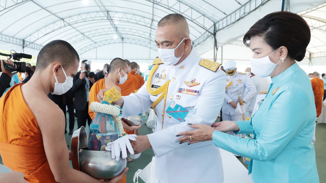 ปลัดกลาโหม ร่วมพิธีทำบุญตักบาตร ถวายเป็นพระราชกุศล วันแม่แห่งชาติ 