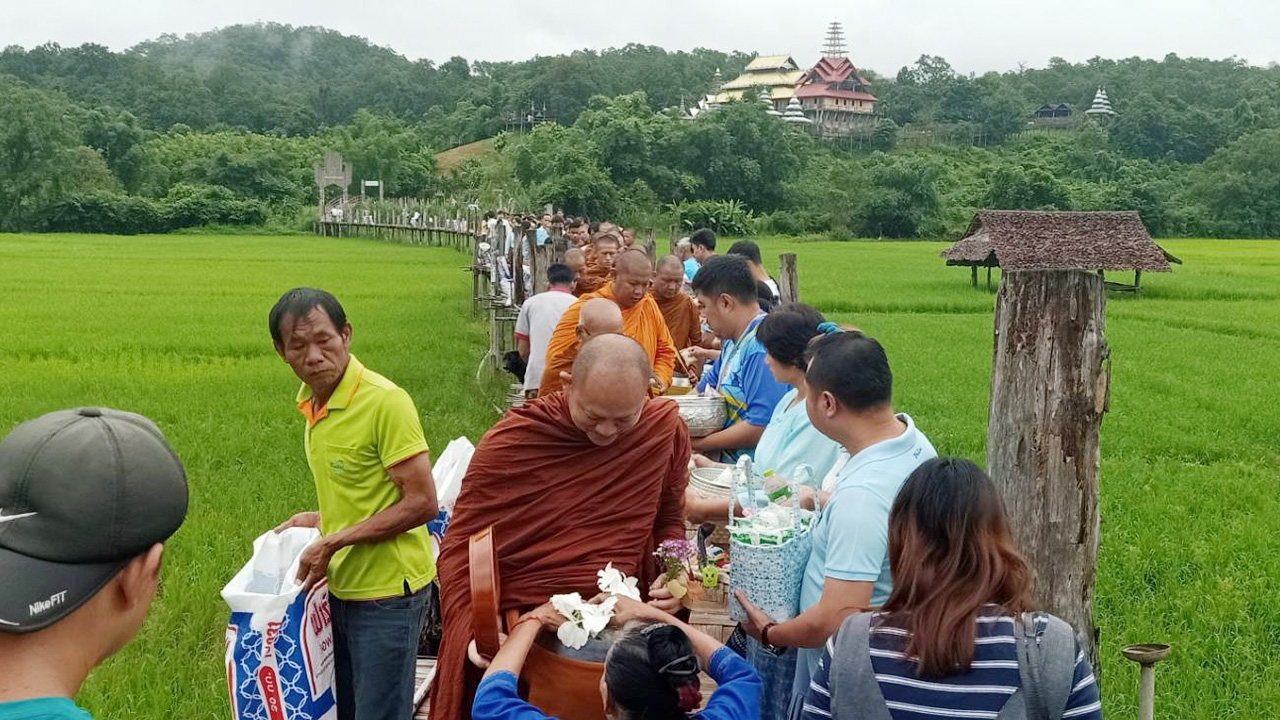 ประชาชนทั่วประเทศ ร่วมกันทำบุญตักบาตร เนื่องในวันแม่แห่งชาติ 12 ส.ค.63