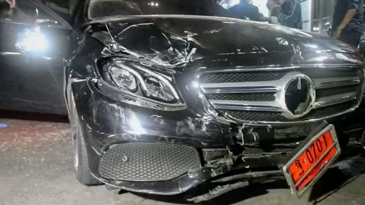 เบนซ์ป้ายแดงเมาขับ ชนเละ เจ็บเพียบ ตำรวจโดดขวางก็แล้ว แอลกอฮอล์ 257