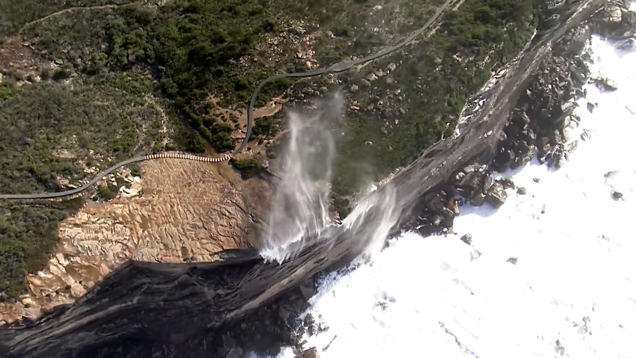 ตื่นตา ลมแรงซัดน้ำตกริมผาออสเตรเลีย ไหลย้อนกลับ (คลิป)