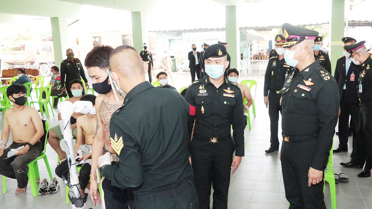 ปลัดฯกห. ตรวจเยี่ยมเกณฑ์ทหารสามโคก ย้ำกองทัพพร้อมต้อนรับสู่รั้วทหาร