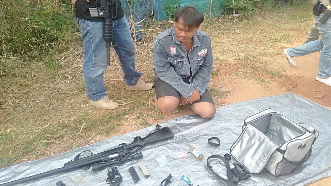 ชาวบ้านดีใจ ตร.รวบหนุ่มเสพยา ชอบหาเรื่อง มีดไล่ฟันจนไม่กล้าออกบ้าน