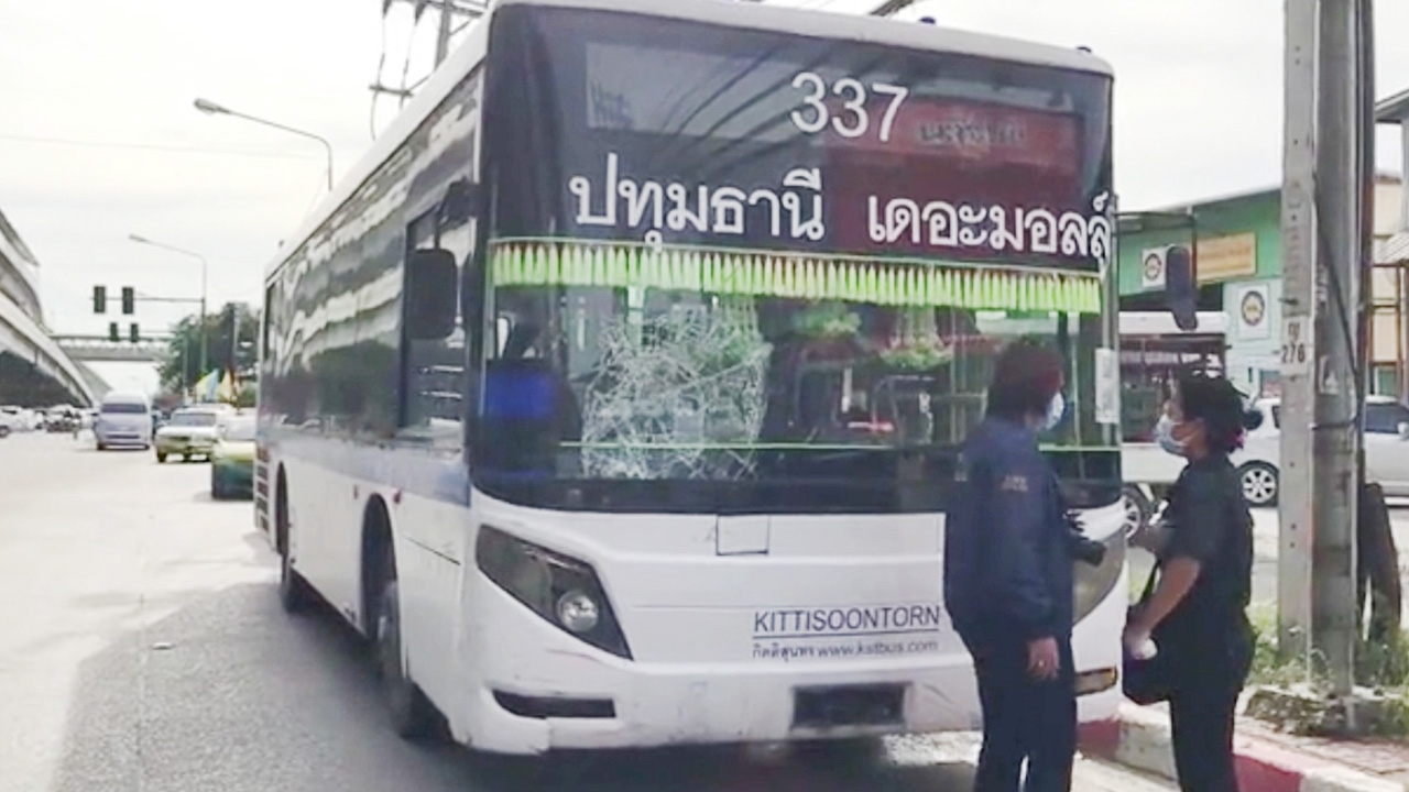 แจ้งข้อหา โชเฟอร์ ปอ.สาย 337 ซิ่งฝ่าไฟแดง ชน จยย.ดับ กลางแยกบางพลู