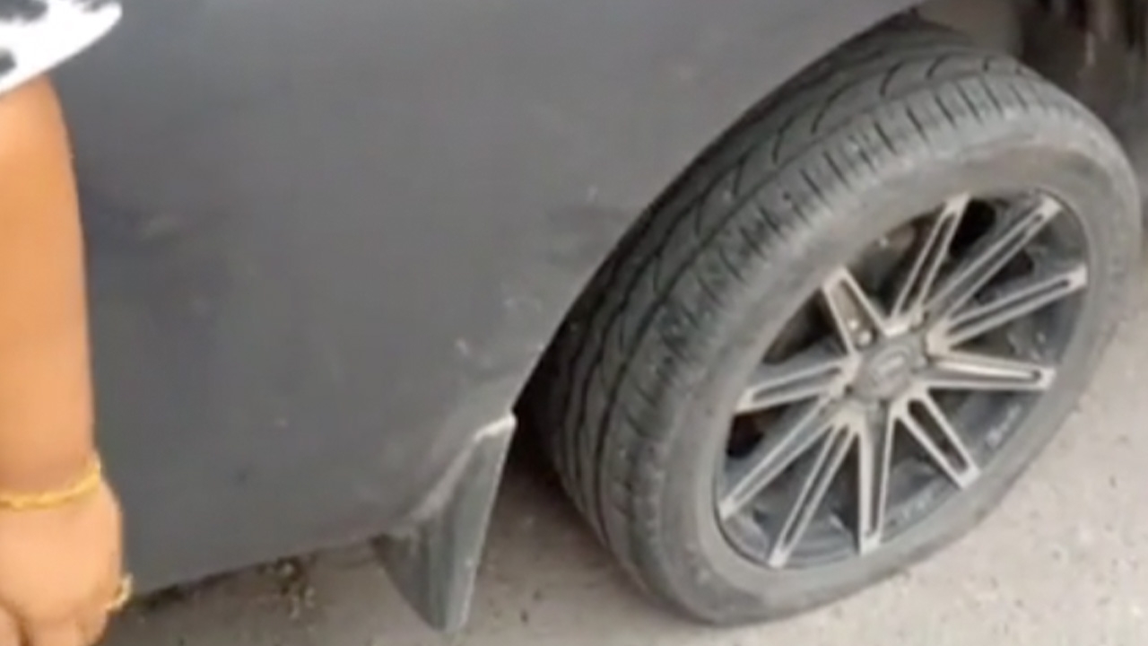 กระบะสุดงง จยย.ปริศนา ขี่ตามหลังมา เจาะยางรถแบน แล้วซิ่งหลบหนี