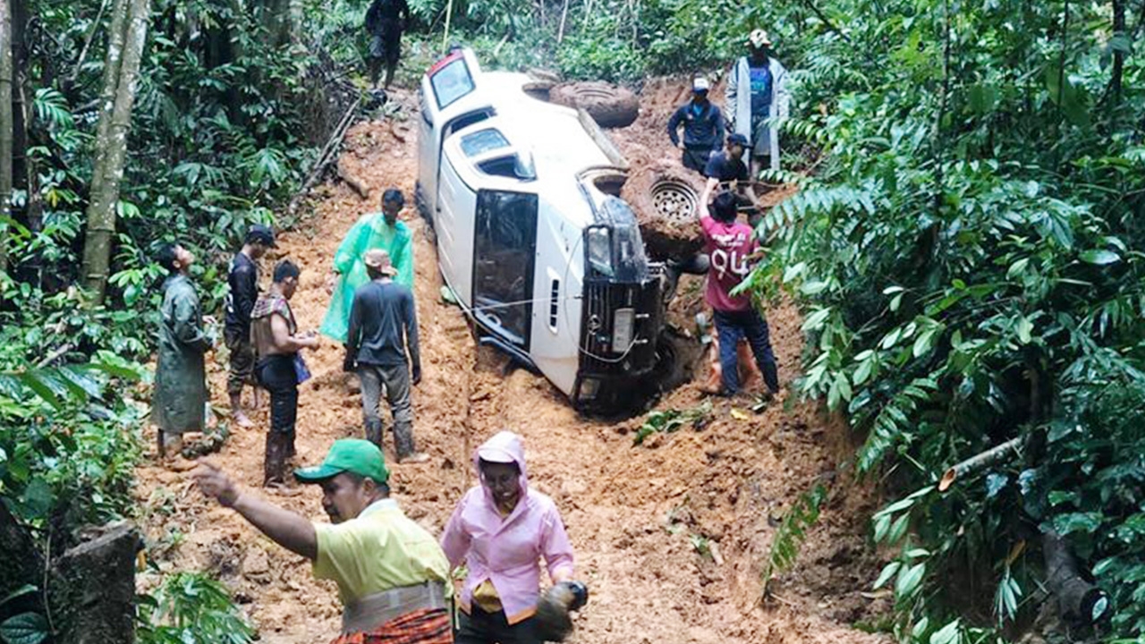 เกือบเอาชีวิตเข้าแลก หมอชายขอบ รถคว่ำกลางป่าระหว่างไปรักษาชาวบ้าน (คลิป)