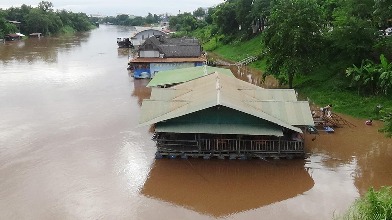 ฝนตกหนักทำแม่น้ำน่านที่พิษณุโลกสูงขึ้น กระทบเรือนแพ-กระชังปลาแล้ว