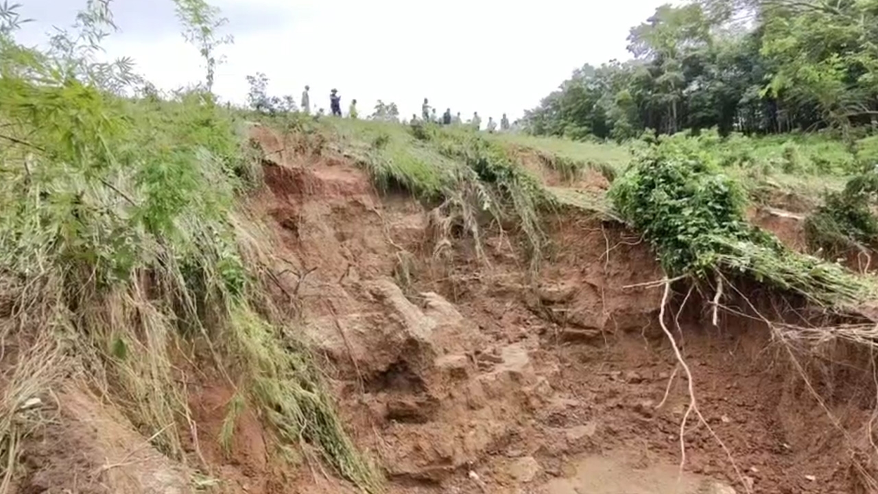 น้ำเซาะร่องลึกด้านท้ายอ่างเก็บน้ำแม่เฮียว จนท.เกรงฝนตกหนัก อาจไม่ปลอดภัย