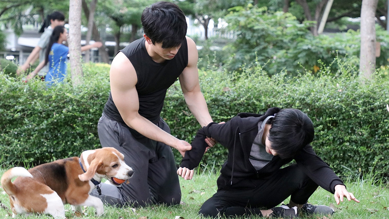 เล่ห์เกมรัก “เอสเธอร์” พลาดโดนน้องหมา “ลัคกี้” ผิดคิวงับที่ข้อมือจนได้แผล