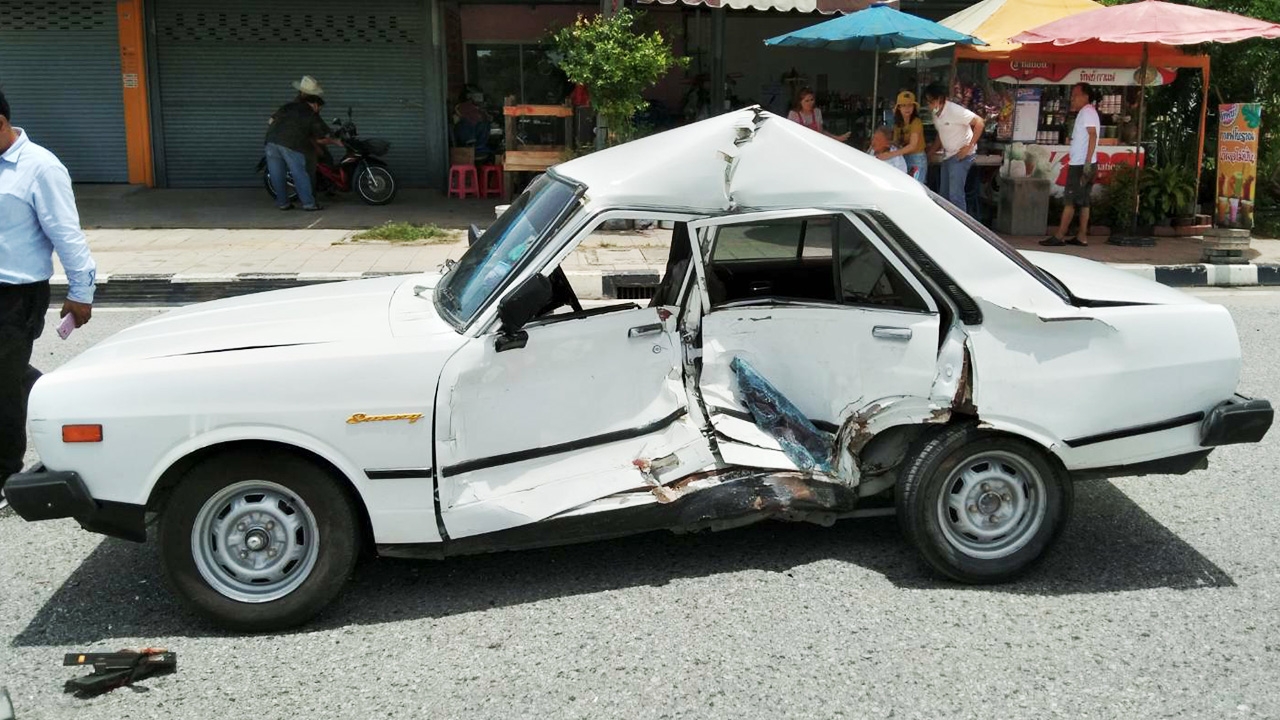 ดัทสันตัดหน้าสปอร์ตไรเดอร์ ชนกลางลำยับครึ่งคัน ปู่วัย 96 รอด แต่หัวแตก