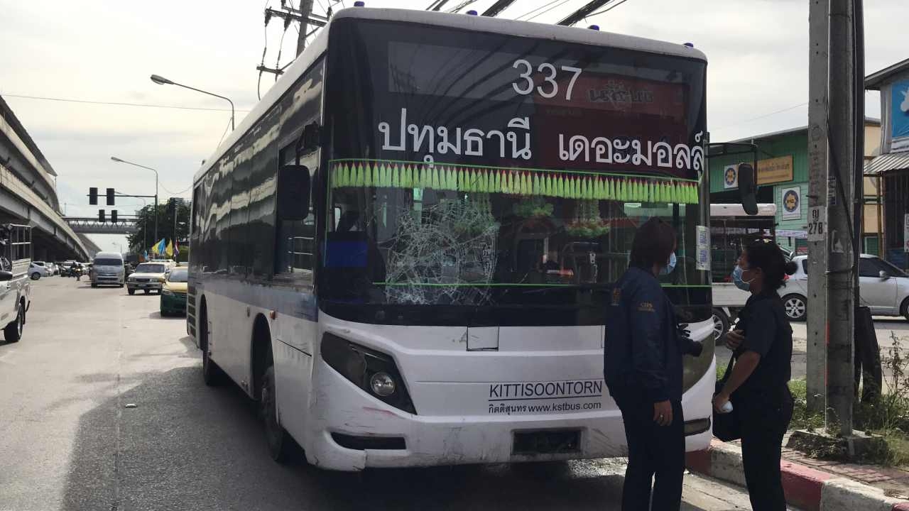 รถเมล์ 337 ฝ่าไฟแดง ชนจยย.อดีตพนักงานการไฟฟ้า ดับคาแยก 