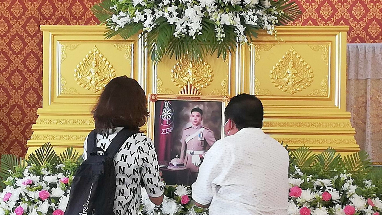 ศพ "สว.แม็กซ์" ถึงบ้านเกิด พ่อแม่สุดเศร้า ยันไม่รู้ลูกพัวพันบ่อนพนัน