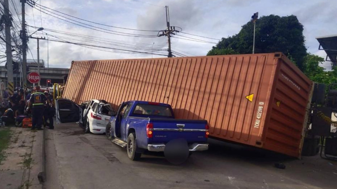 ระทึก พ่วงพลิกตะแคง ตู้เทรลเลอร์ทับรถพังยับ เจ็บเพียบ