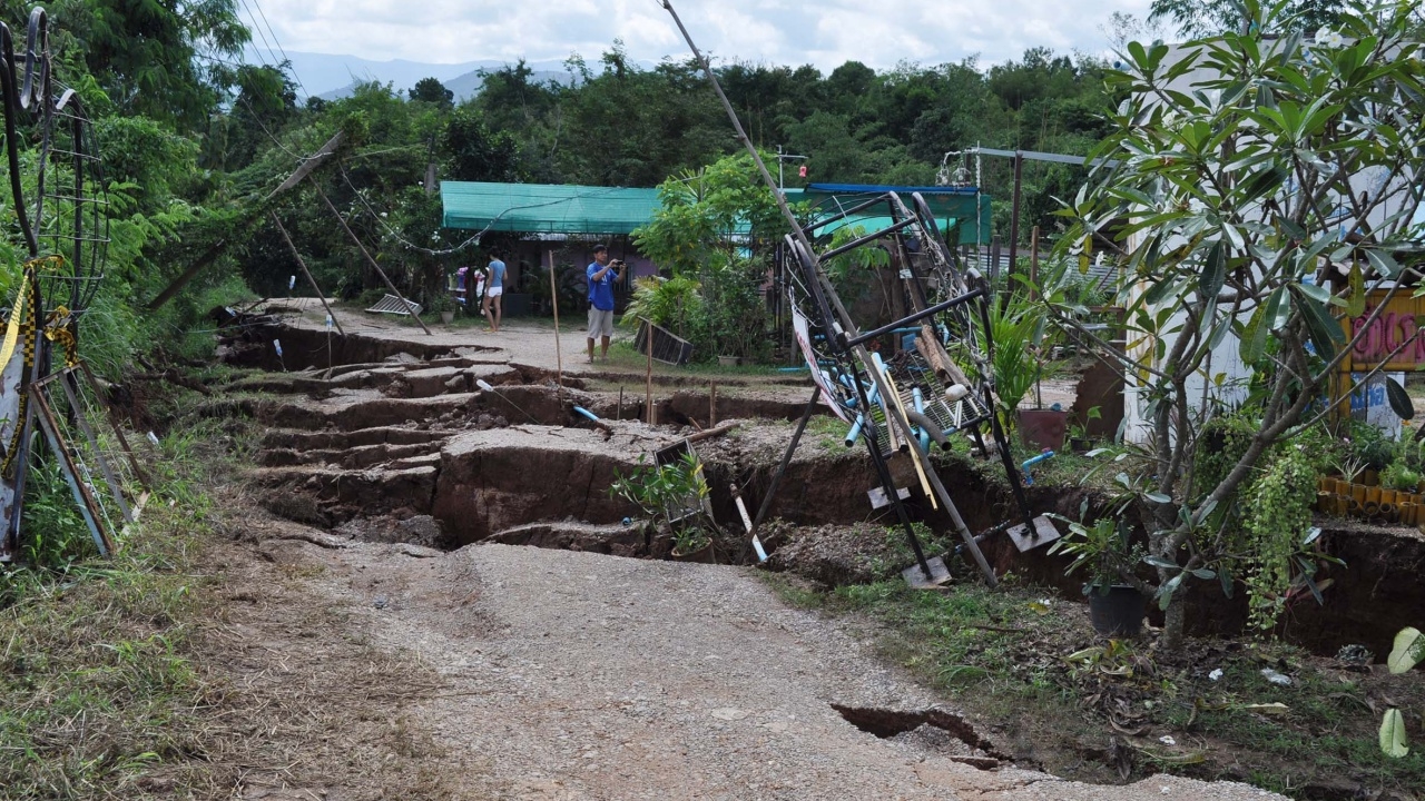แผ่นดินทรุดตัวที่ลำปาง ลึกกว่า 2 เมตร ชาวบ้านรีบขนของ หลบที่ปลอดภัย
