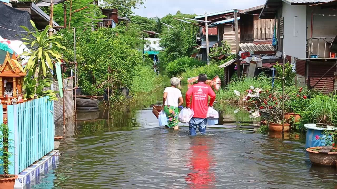 นครสวรรค์อ่วม! น้ำเจ้าพระยาล้นตลิ่ง หลากท่วมบ้านเรือนกว่า 700 หลัง
