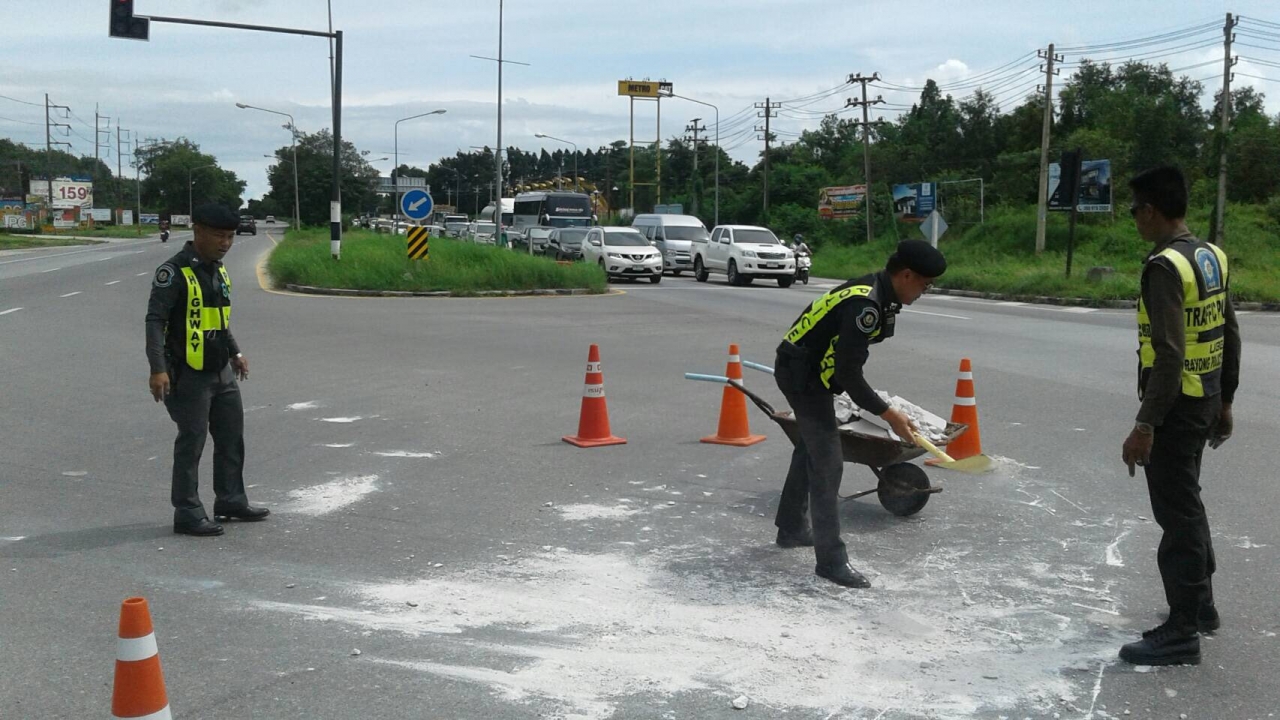 ตร.ทางหลวง ภาพลักษณ์ใหม่ 3 นายดาบ ทำเพื่อสังคม เก็บกวาดท้องถนน