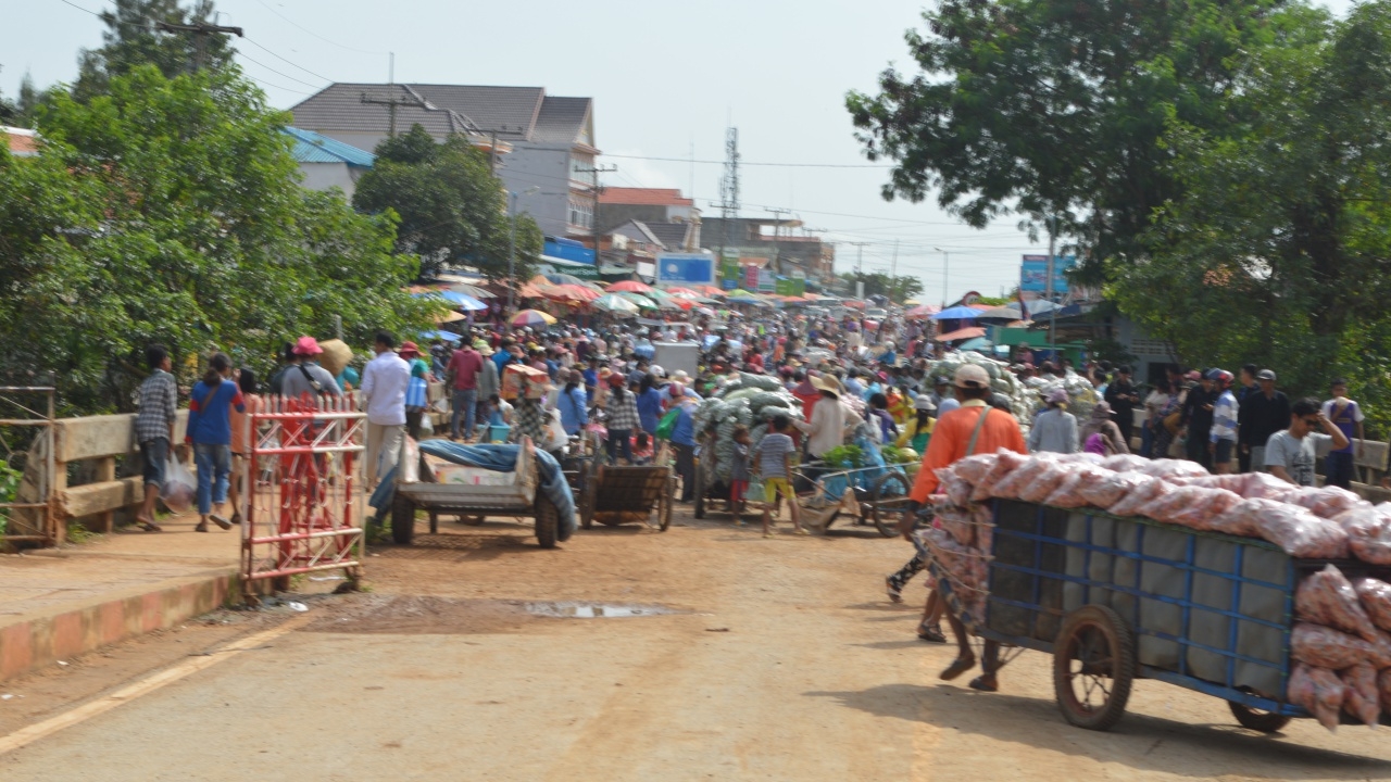 พ่อค้ากัมพูชา ยอมเปิดจุดผ่อนปรน บ้านเขาดิน หลังไทยอนุโลมขายสินค้าเกษตร