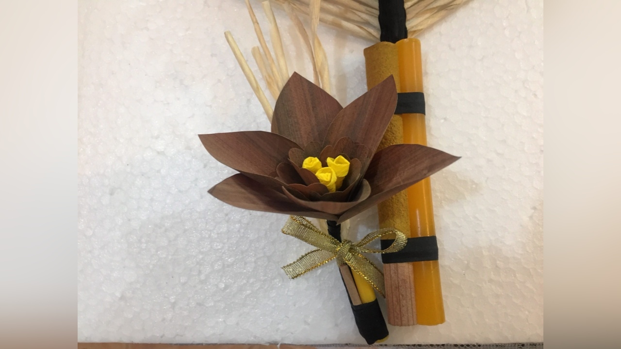 ดอกไม้จันทน์ จากต้นจันทน์หอม แม่บ้านบางสะพาน ประดิษฐ์ใช้ในพระราชพิธีฯ