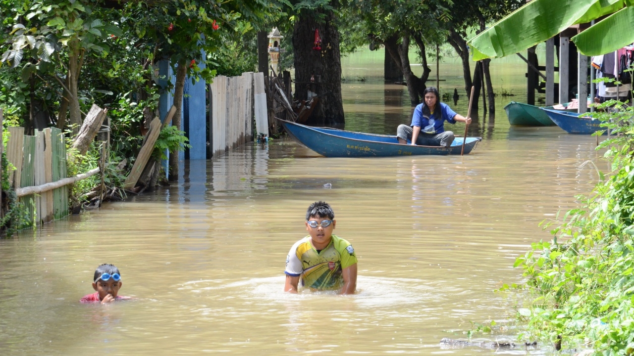 ฝนตกทั้งคืน! แม่น้ำท่าจีนที่สุพรรณฯ หลากท่วมบ้านริมน้ำ สูงเกือบเมตร