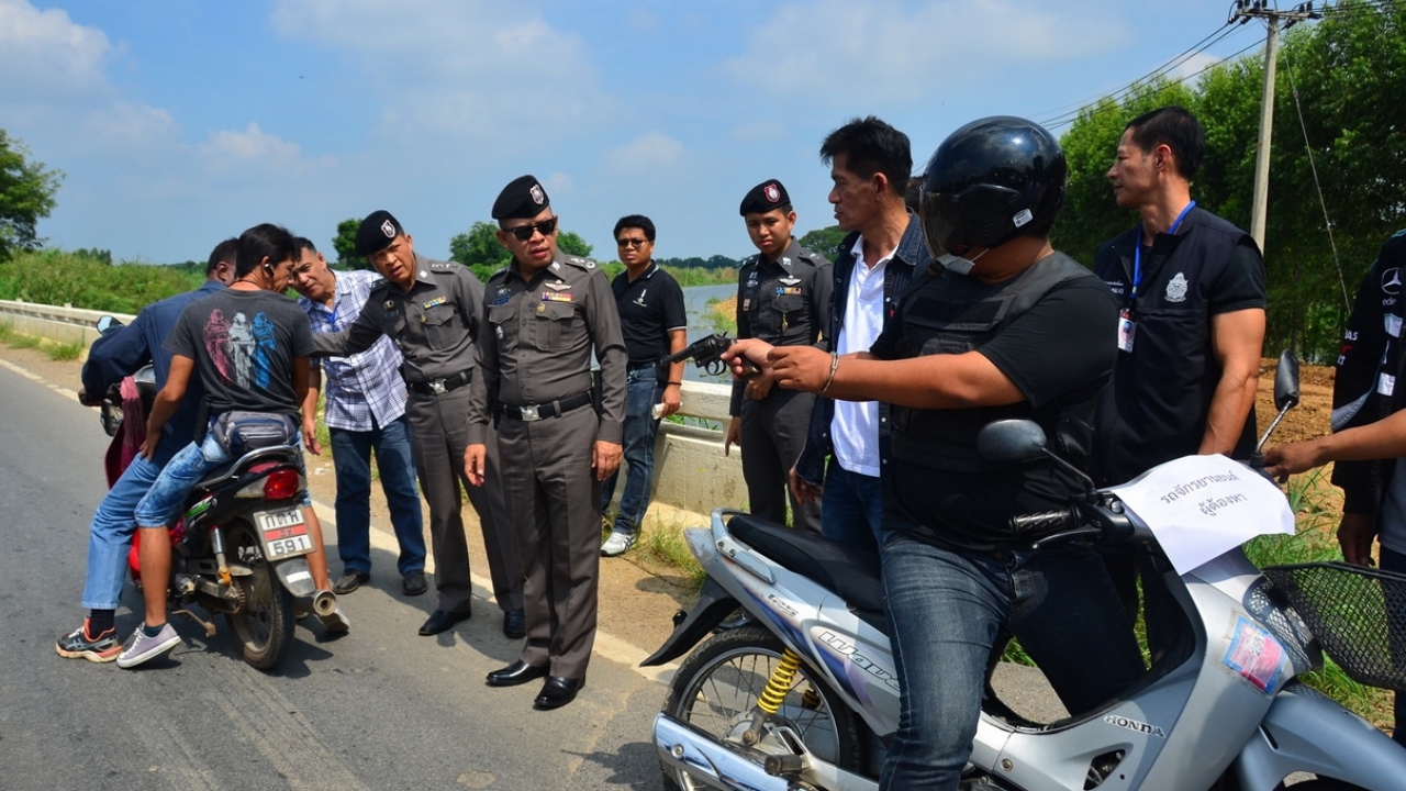 ตำรวจอ่างทอง รวบมือยิงหนุ่ม 21 พบมีประวัติคดีร่วมกันฆ่า คุมทำแผน 