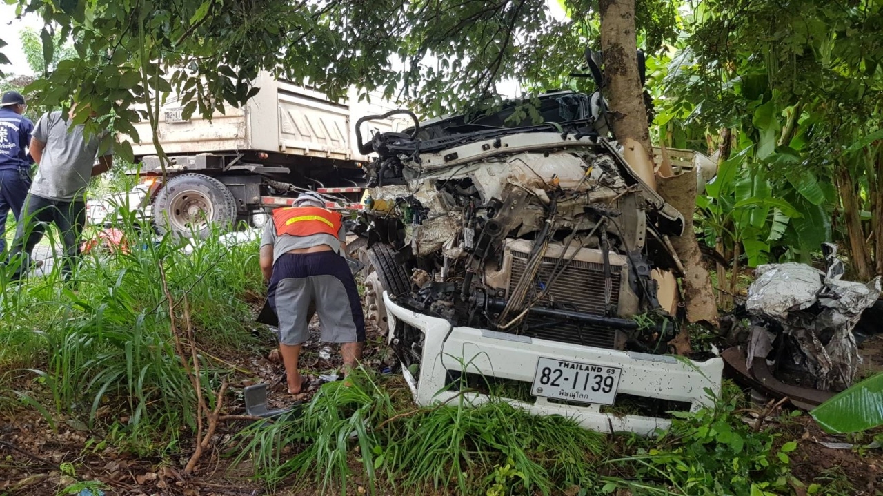 พ่วงท้ายสะบัด อีกคันชนเข้าอย่างจัง คนขับร่างกระเด็นเสียชีวิต