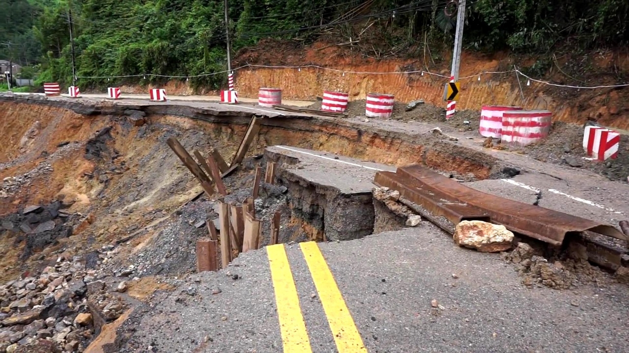 มันจะเสียวๆ หน่อย ถ.พะโต๊ะ-ระนอง น้ำกัดเซาะพังเป็นเหวลึก