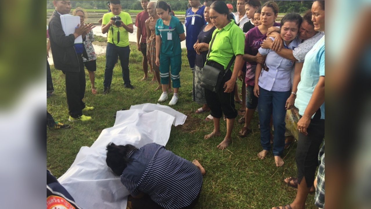 แม่ ลูก เข่าทรุด! กอดร่างสมาชิกสภา อบต.น้ำดี จมโคลนดับ กลางทุ่งนา