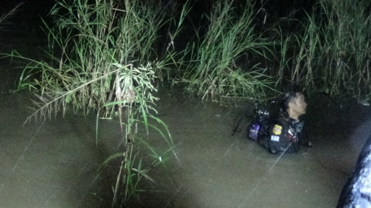 ท่อน้ำทิ้งแตกกลางดึก น้ำเจ้าพระยาทะลักท่วมชุมชน เมืองอ่างทอง