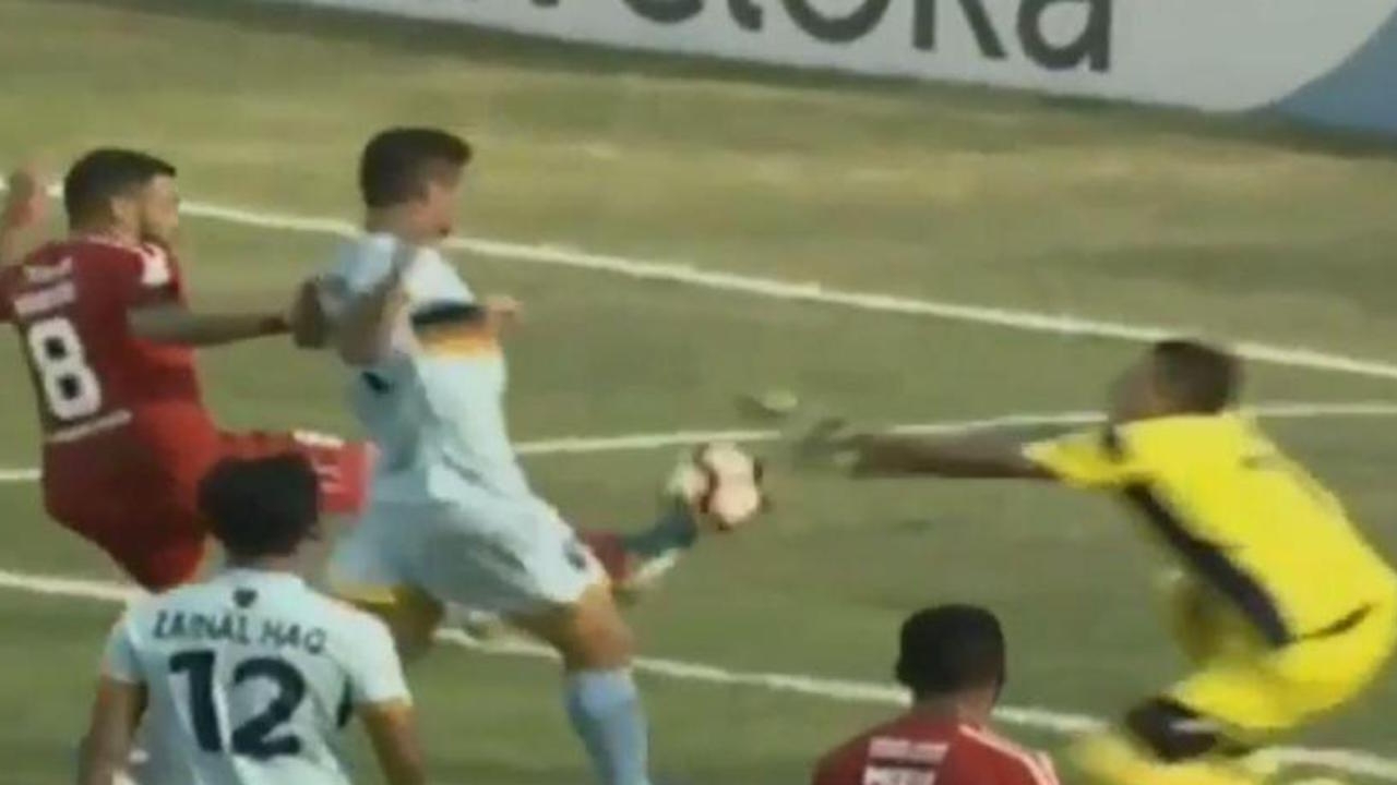 สลดลูกหนัง! 'โกลอิเหนา' เสียชีวิต หลังเจอเหตุสุดช็อกในสนาม (คลิป)