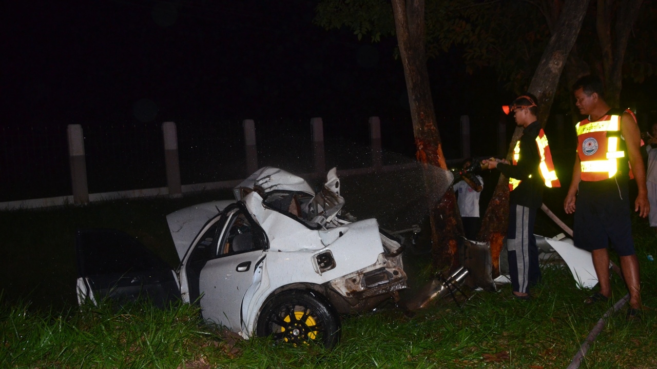 เก๋งพังยับเยิน หนุ่มวัยเบญจเพสอาการร่อแร่ ซิ่งอัดต้นไม้