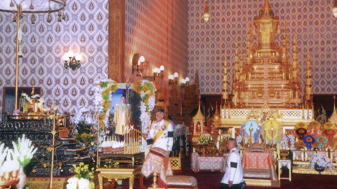 สมเด็จพระเจ้าอยู่หัวเสด็จฯไปทรงบำเพ็ญพระราชกุศลครบ1ปี วันสวรรคต ร.9