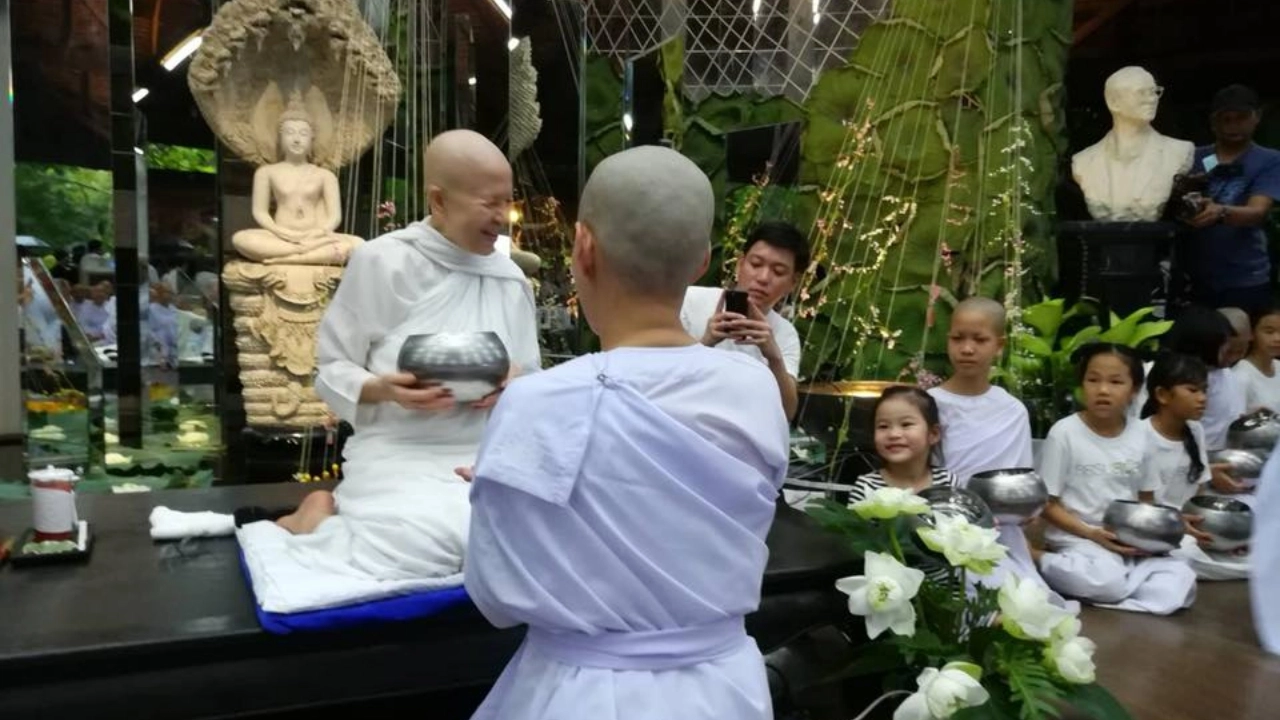 ตามติดตลอด น้องณิริน เฝ้าคอยดู แม่หนิง ไปเป็นแม่ชีแล้ว 