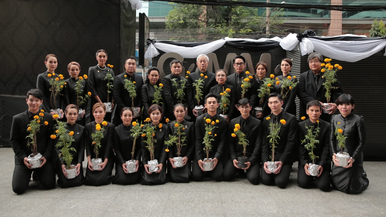 ศิลปินแกรมมี่ ร่วมยืนสงบนิ่งแสดงความอาลัย ในหลวง ร.9