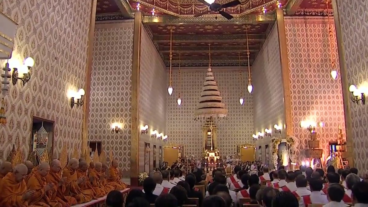 สมเด็จพระเจ้าอยู่หัวเสด็จฯไปทรงบำเพ็ญพระราชกุศลครบ1ปี วันสวรรคตในหลวงร.9