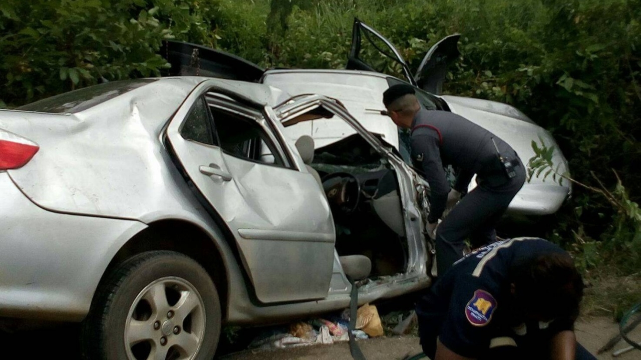 สระแก้ว กระบะยางระเบิด ข้ามเลนพุ่งประสานงาเก๋ง สองผัวเมียดับคาที่