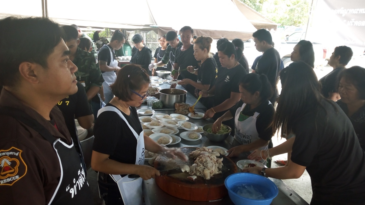 ข้าวมันไก่ร้านดังนครปฐม ให้กินฟรี 9,999 จาน เพื่อถวายเป็นพระราชกุศล