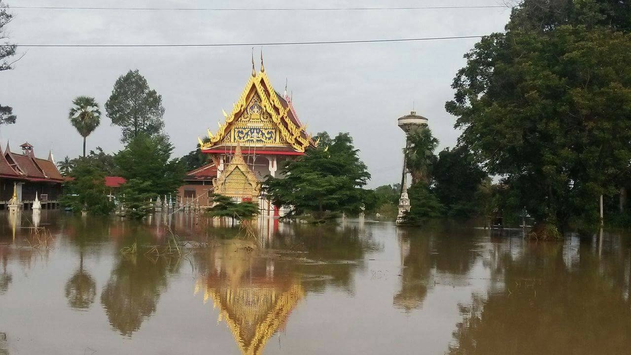 อ.บางบาล เร่งเสริมคันดิน หลังน้ำเพิ่มต่อเนื่อง ด้านวัดไทรน้อย ท่วมแล้ว