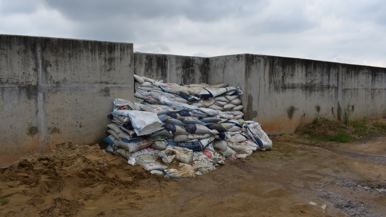 สั่งเสริมกำแพงด่วน ผวจ.อ่างทอง หวั่นน้ำทะลักย่านการค้า ศูนย์ราชการ 