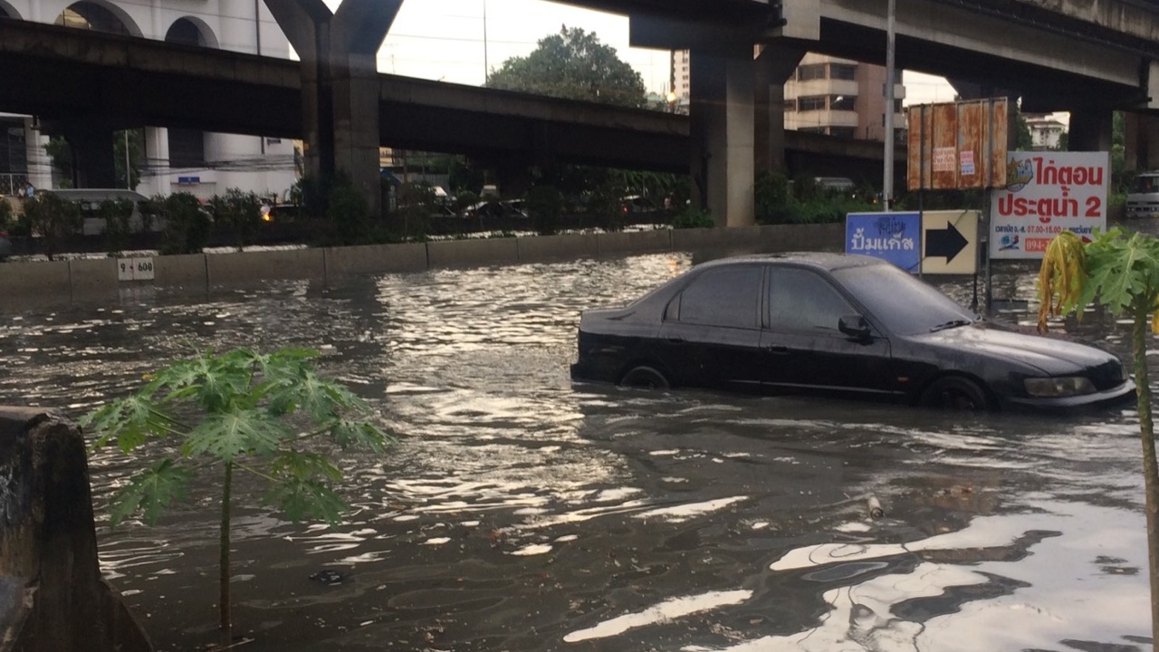 ฝนถล่มกรุงฯ ตลอดคืน ท่วมหนัก ถนนกลายเป็นคลอง รถผ่านไม่ได้ 