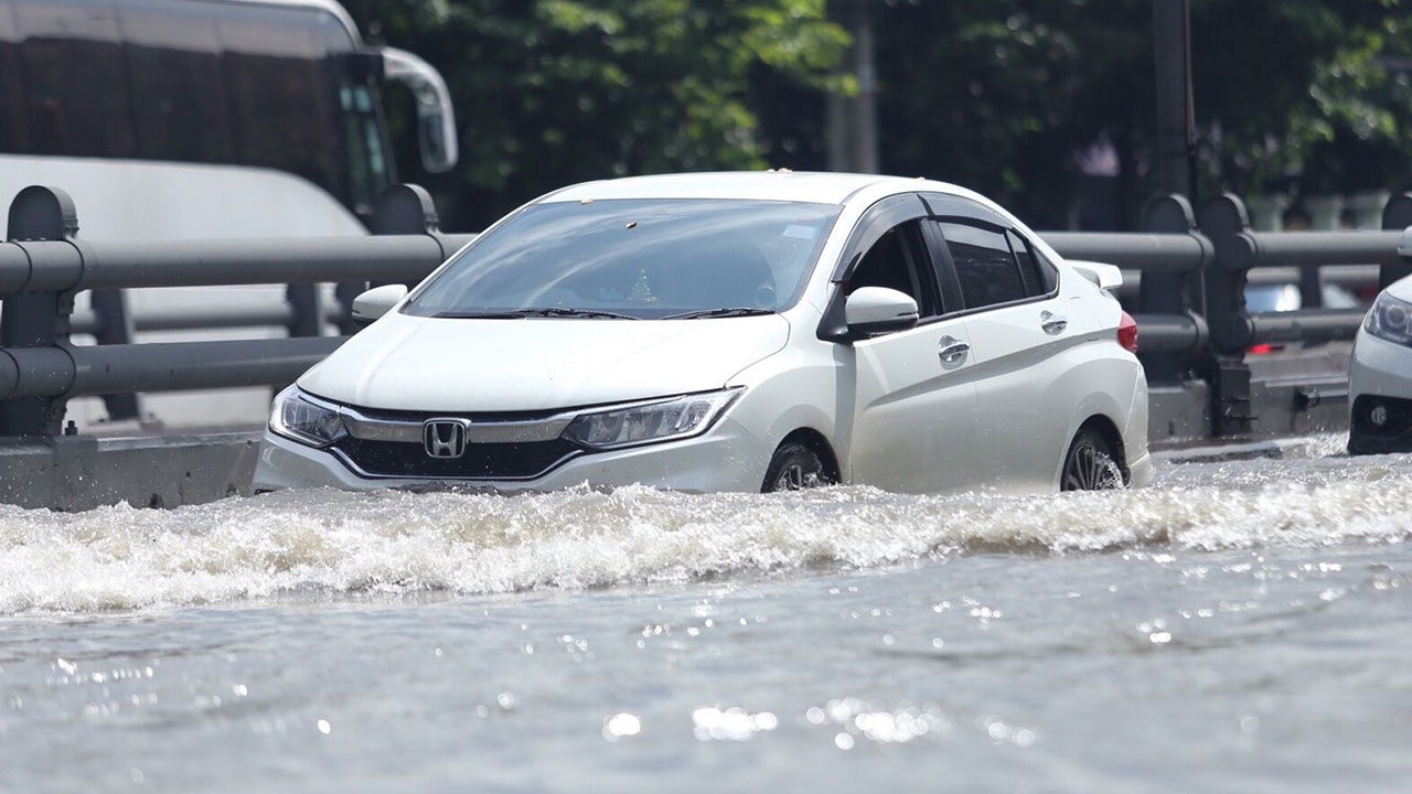 น้ำท่วมกรุงอีกแล้ว! คนมีรถต้องฟัง! 7 วิธีขับรถลุยน้ำอย่างปลอดภัย