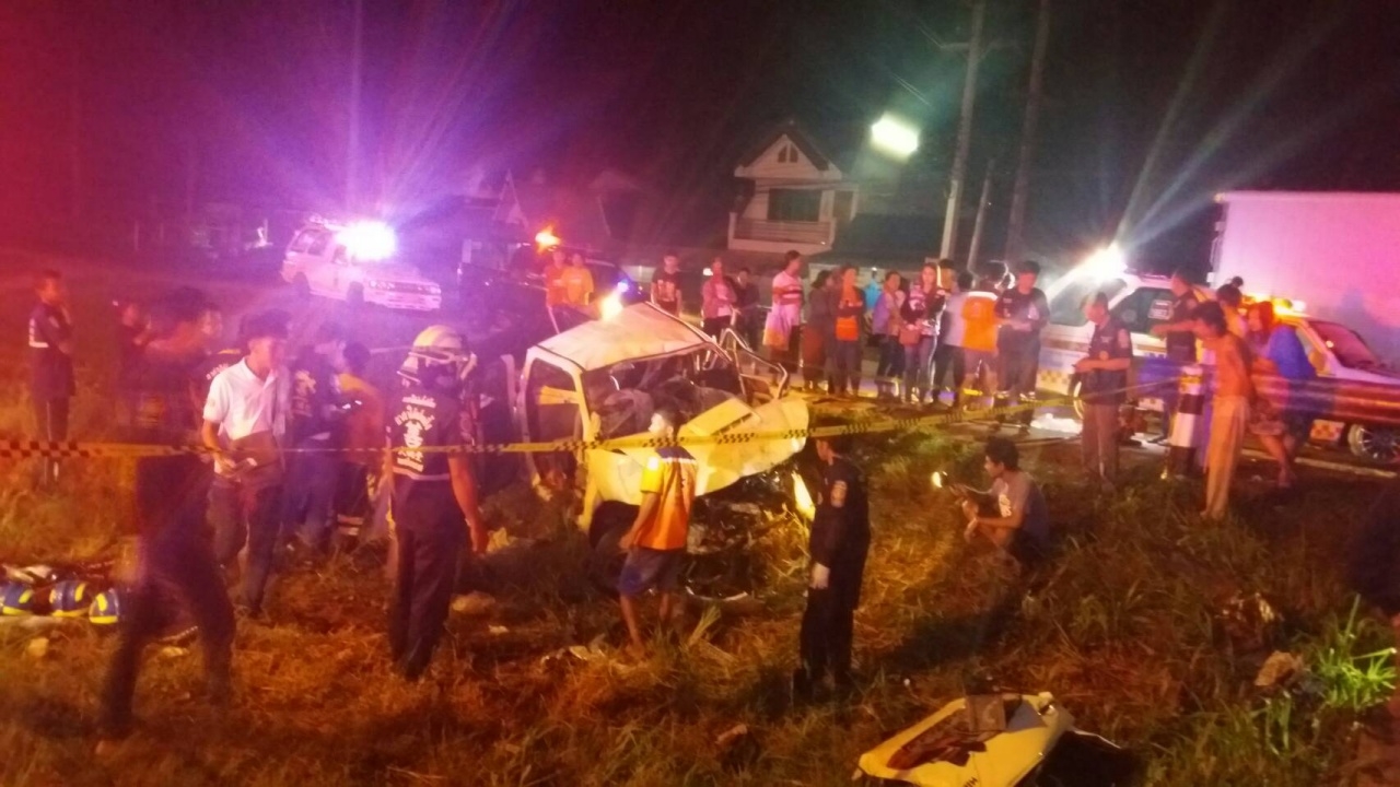 กระบะขนคนงานกลับจากจับกุ้ง เสียหลักชนท่อปูน ดับ 3 เจ็บ 6