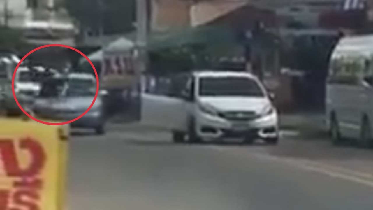 ชัดเจน! เพจดังเผยคลิปนาทีสำคัญ ฝรั่งหัวร้อนพุ่งรถชนเสี่ยร้านทองกระเด็น