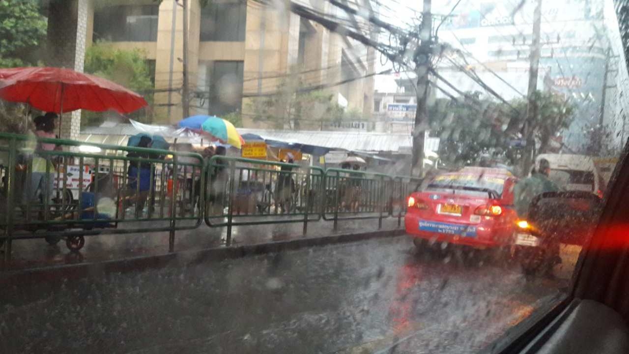 ขอเรือดำน้ำด่วน! ส่องคอมเมนต์ชาวเน็ต หลัง 'ฝน’ จ่อถล่มกรุงฯรอบ2 