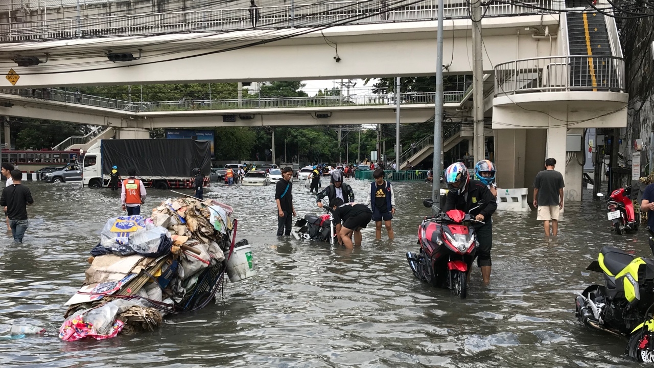วิกฤติคนเมือง ‘น้ำท่วมกรุงเทพฯ’ แยกโบสถ์แม่พระ รถเล็กหลงเข้ามา ทำใจ!