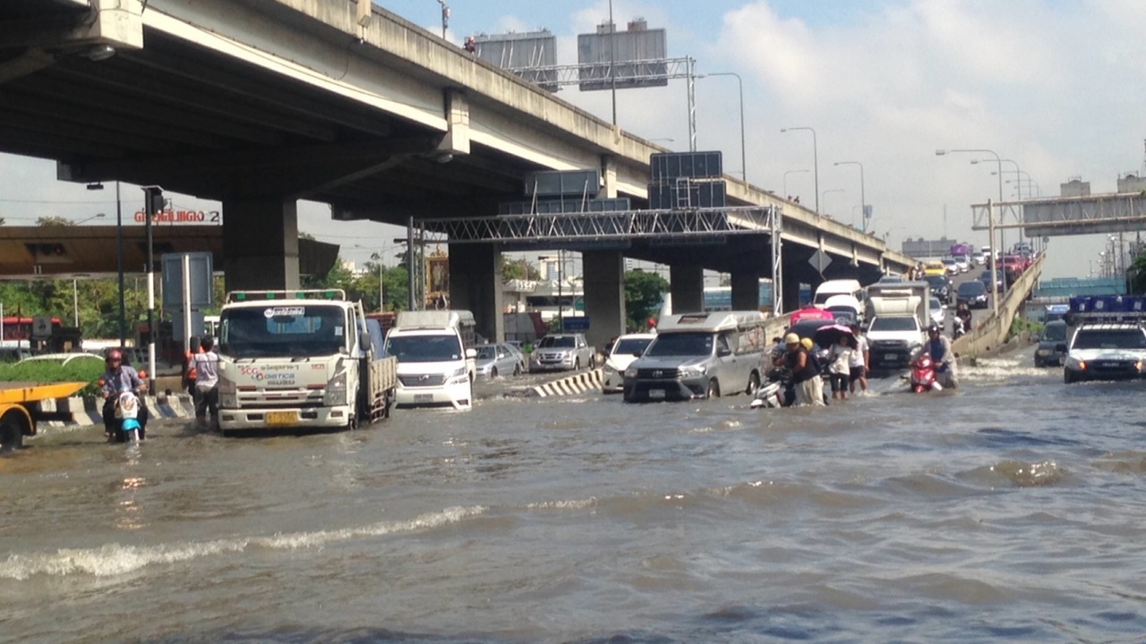 รัฐบาลยัน! กทม.ท่วมหนักเหตุฝนตก ปัดข่าวลือระบายน้ำเขื่อนภูมิพล 